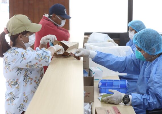 Los adultos mayores reciben sus medicamentos, a través del Programa PADOMI Delivery